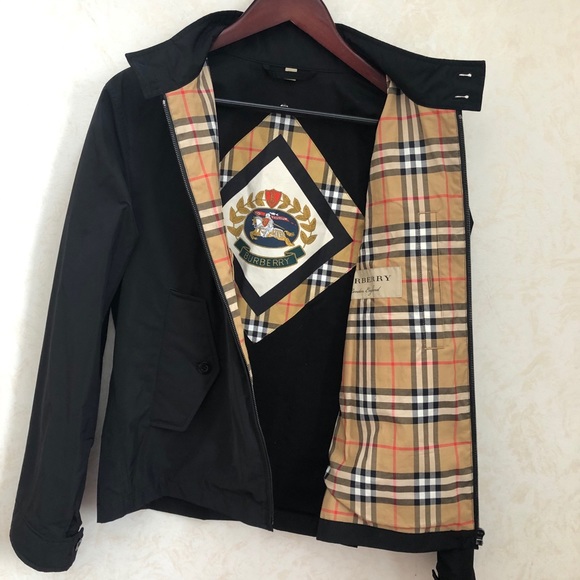 $680 Burberry men Lightweight logo crest jacket